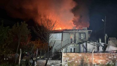 Kastamonu’nun Tosya ilçesinde çıkan yangında iki katlı ev kullanılmaz hale