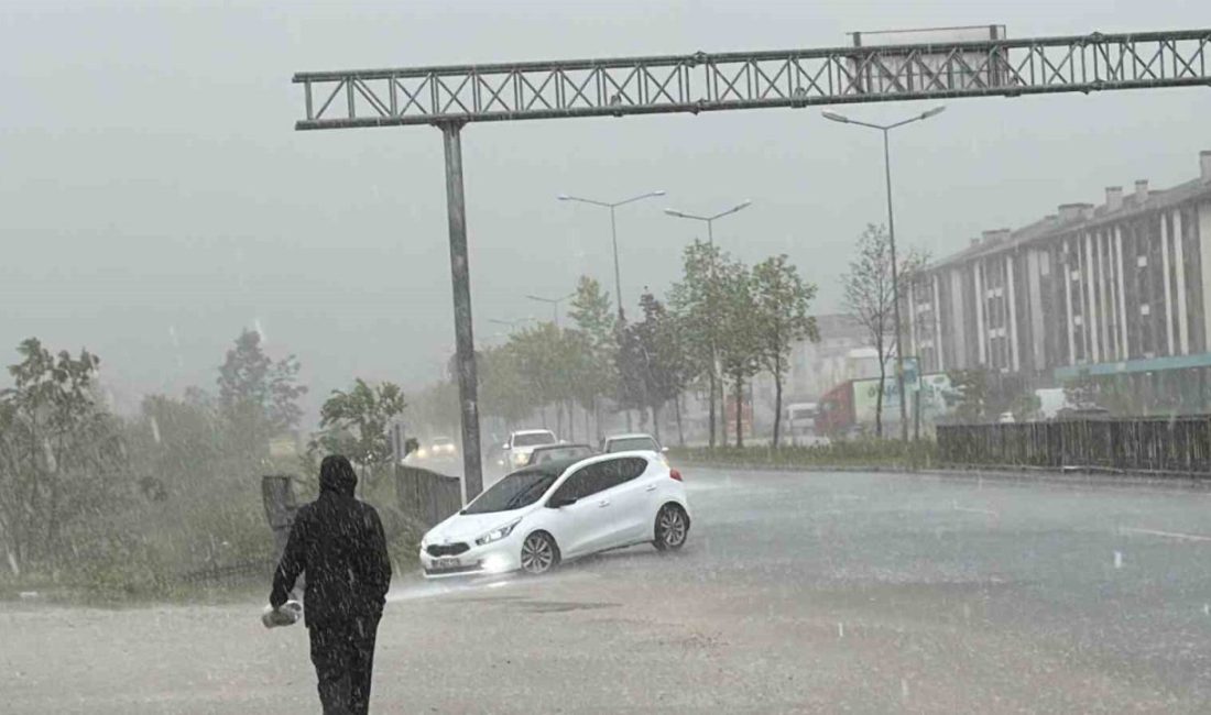 Düzce’de öğle saatlerinde aniden bastıran sağanak nedeniyle cadde ve sokaklarda