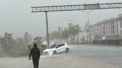 Düzce’de öğle saatlerinde aniden bastıran sağanak nedeniyle cadde ve sokaklarda