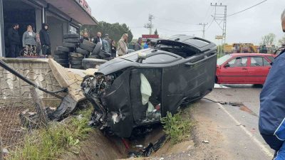 Kocaeli’nin Kandıra ilçesinde iki aracın çarpışması neticesinde savrulan hafif ticari
