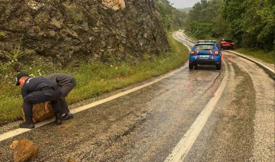 Bilecik’in İnhisar ilçesinde etkili olan aşırı yağış ardından yola taş
