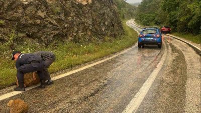 Bilecik’in İnhisar ilçesinde etkili olan aşırı yağış ardından yola taş