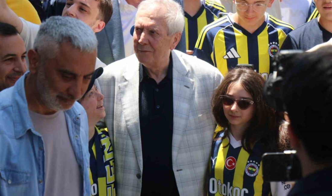 Aziz Yıldırım, Sakarya’da Fenerbahçeliler ile buluştu Fenerbahçe’nin eski başkanlarından ve 6-7 Haziran’da yapılacak başkanlık seçimlerinde yeniden