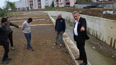 Cumayeri Belediye Başkanı Mustafa Koloğlu, merkezden geçen dere üzerinde devam