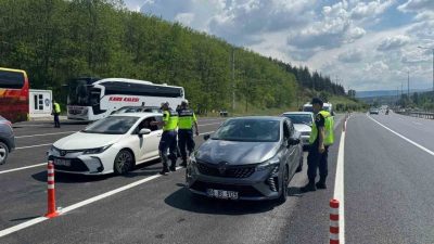 Bilecik İl Jandarma Komutanlığı tarafından Kurban Bayramı denetimlerinde araç sürücülerine