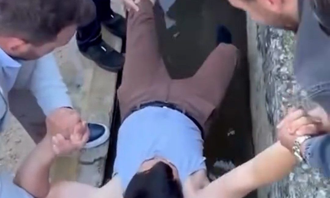 Bolu’nun Göynük ilçesinde bayram namazına gelmeyen kişileri, köylüler tarafından yataklarından