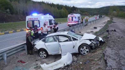Kastamonu’da lastiğinin patlaması neticesinde takla atan otomobildeki 4 kişi yaralandı.