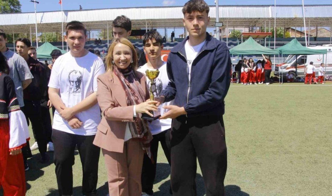 Bilecik’in Pazaryeri ilçesinde çeşitli spor branşlarında derece elde eden öğrencilere