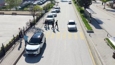 Bilecik’in Bozüyük ilçesinde drone destekli trafik denetimi gerçekleştirildi. Edinilen bilgilere