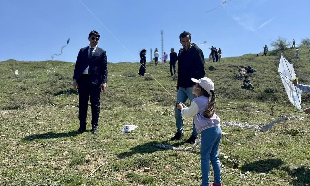 Bilecik’in Pazaryeri ilçesinde gökyüzü uçurtmalar ile renklendi. Pazaryeri ilçesinde düzenlenen