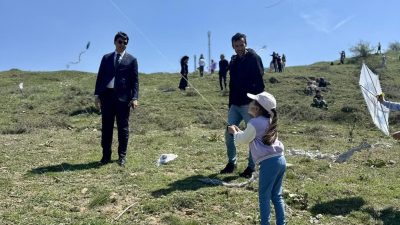 Bilecik’in Pazaryeri ilçesinde gökyüzü uçurtmalar ile renklendi. Pazaryeri ilçesinde düzenlenen