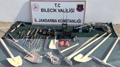 Bilecik’te kaçak kazı yapan 5 kişi sit alanında suçüstü yakalandı.