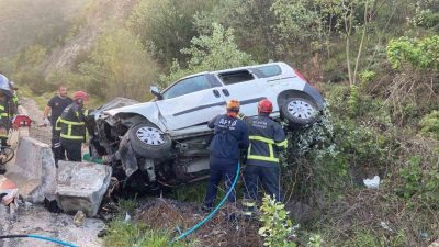 Bilecik’te kontrolden çıkan kamyonet şarampole uçtu, araçta sıkışan sürücü kurtarıldı.