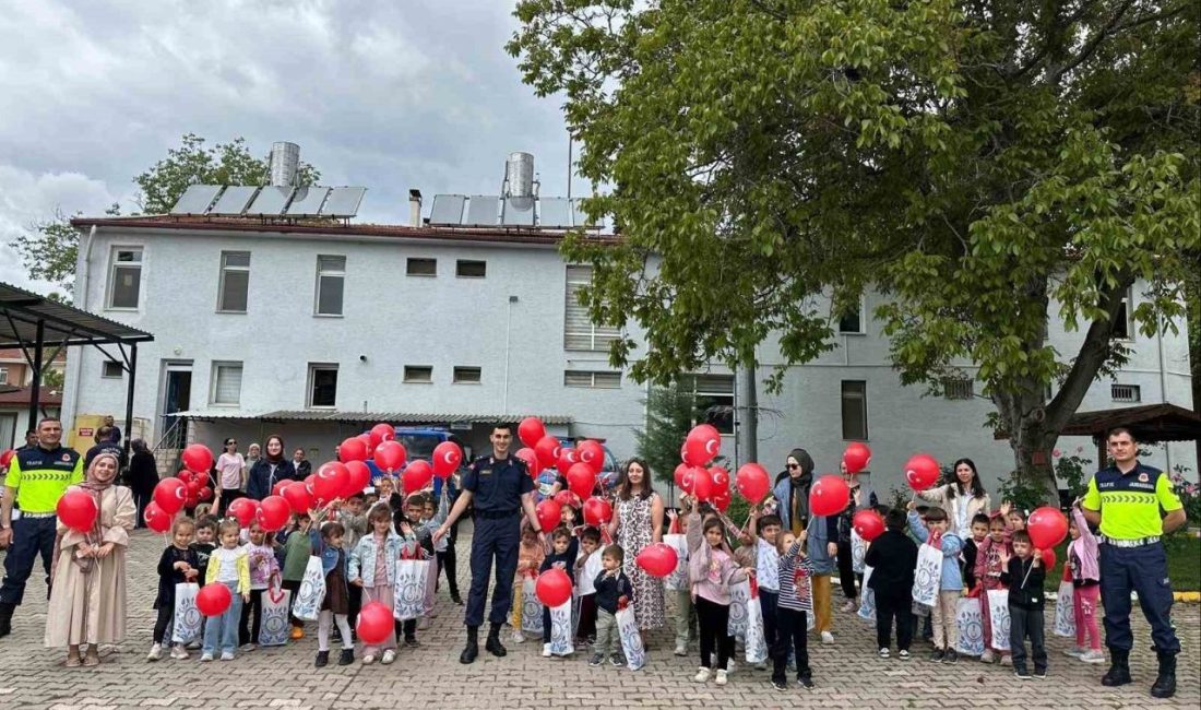 Bilecik’in Gölpazarı ilçesinde jandarma köpek timleri tarafından öğrencilere yönelik gösteri