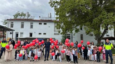Bilecik’in Gölpazarı ilçesinde jandarma köpek timleri tarafından öğrencilere yönelik gösteri