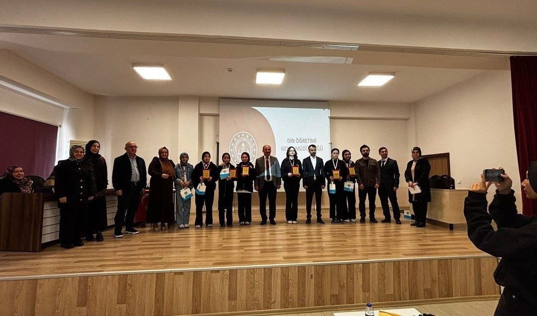 Bilecik’te Kur’an-ı Kerim okuma yarışmasında ödüller sahiplerini buldu Bilecik’te ‘Kur’an-ı Kerim’i Güzel Okuma Yarışması’ kapsamında dereceye giren öğrencilere