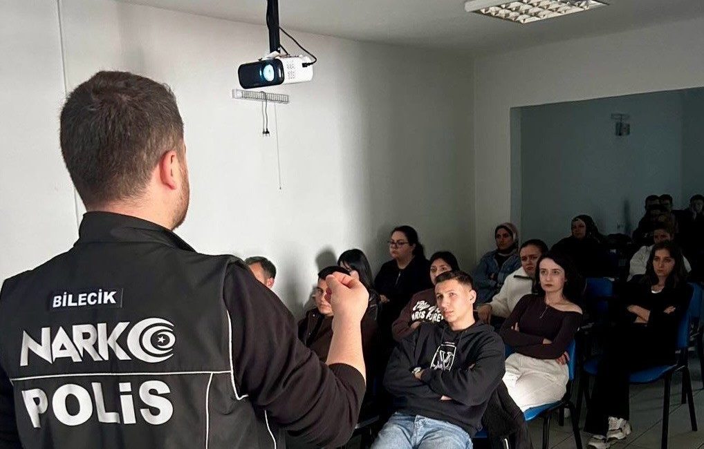 Bilecik’te NARKOREHBER eğitimi Bilecik’in Bozüyük ilçesinde NARKOREHBER eğitimi verildi. Edinilen bilgilere göre, Bilecik