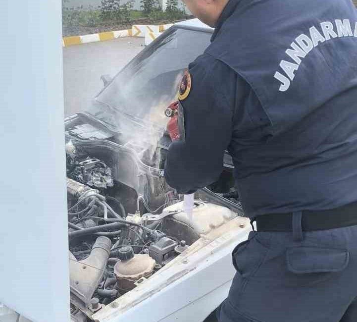 Bilecik’in Söğüt ilçesinde park halindeki bir araç bir anda alev