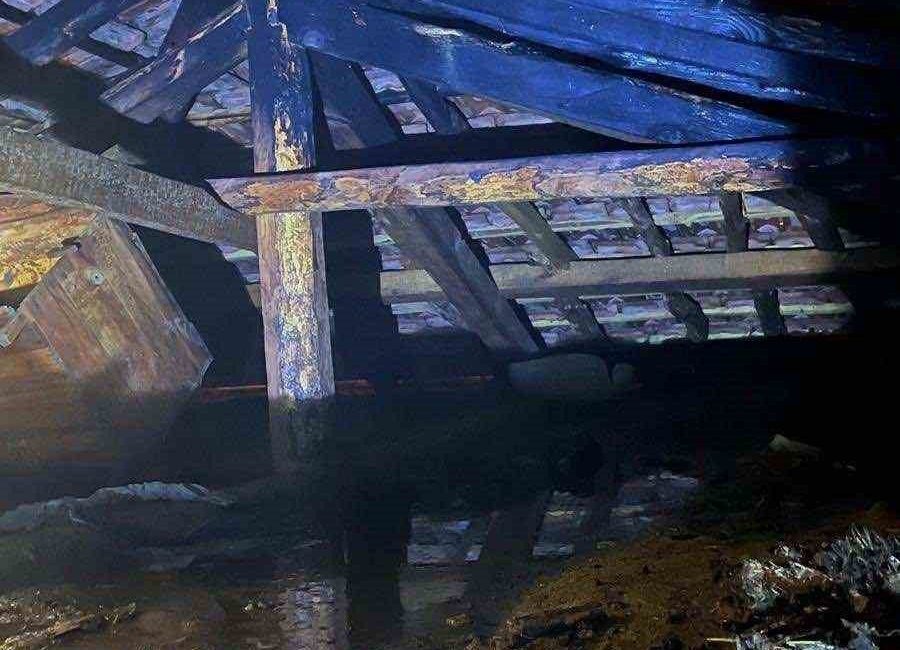 Bilecik’in Gölpazarı ilçesinde sobanın alev alması sonucu bir evin çatı