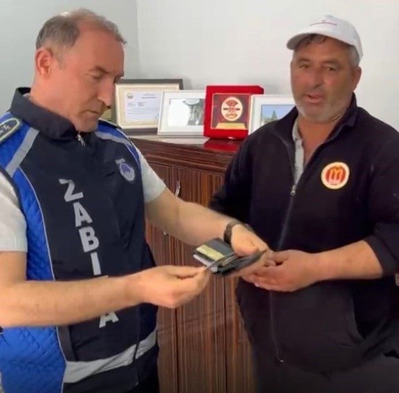 Bilecik Belediyesi Temizlik İşleri Müdürlüğü personeli Mehmet Keskin, temizlik yaptığı