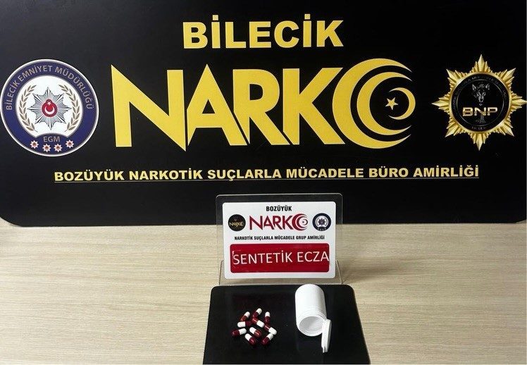 Bilecik’in Bozüyük ilçesinde gerçekleştirilen uyuşturucu operasyonunda 2 şüpheli yakalandı. Edinilen