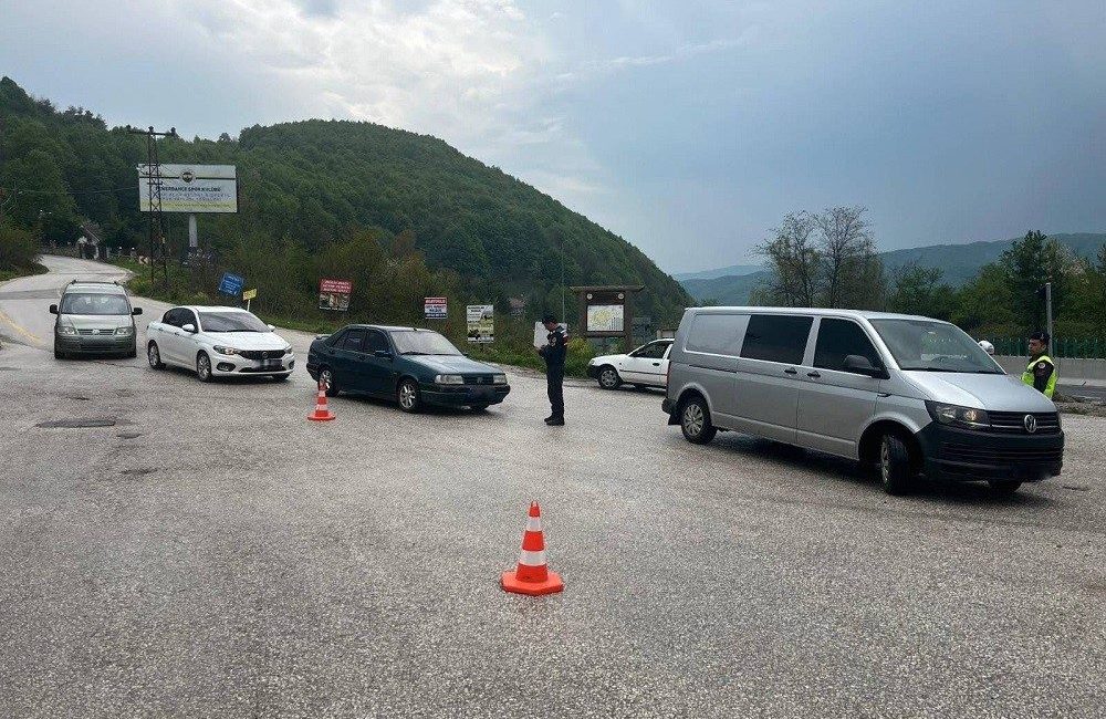 DÜZCE(İHA) – Düzce’de trafik denetimi yapan polis ve jandarma ekipleri