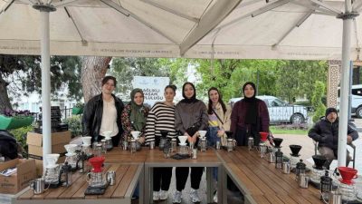 Kocaeli’deki Saygınlar Kulübü üyeleri ve üniversitelileri bir araya getiren “Manevi