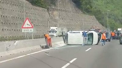 Bolu’da otomobil ile hafif ticari aracın çarpışması sonucu meydana gelen