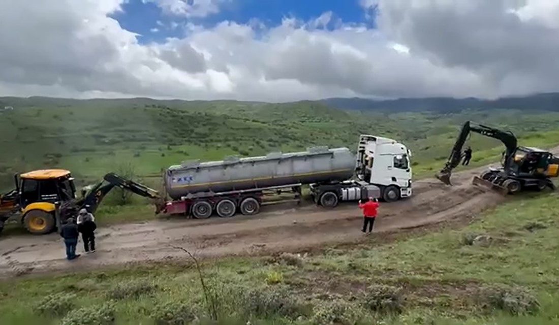 Bolu’da bayram trafiğinden kaçan tır ve kamyonlar köy yolunda çamura saplandı Kurban Bayramı tatilinin üçüncü gününde TEM Otoyolu ve D-100 kara