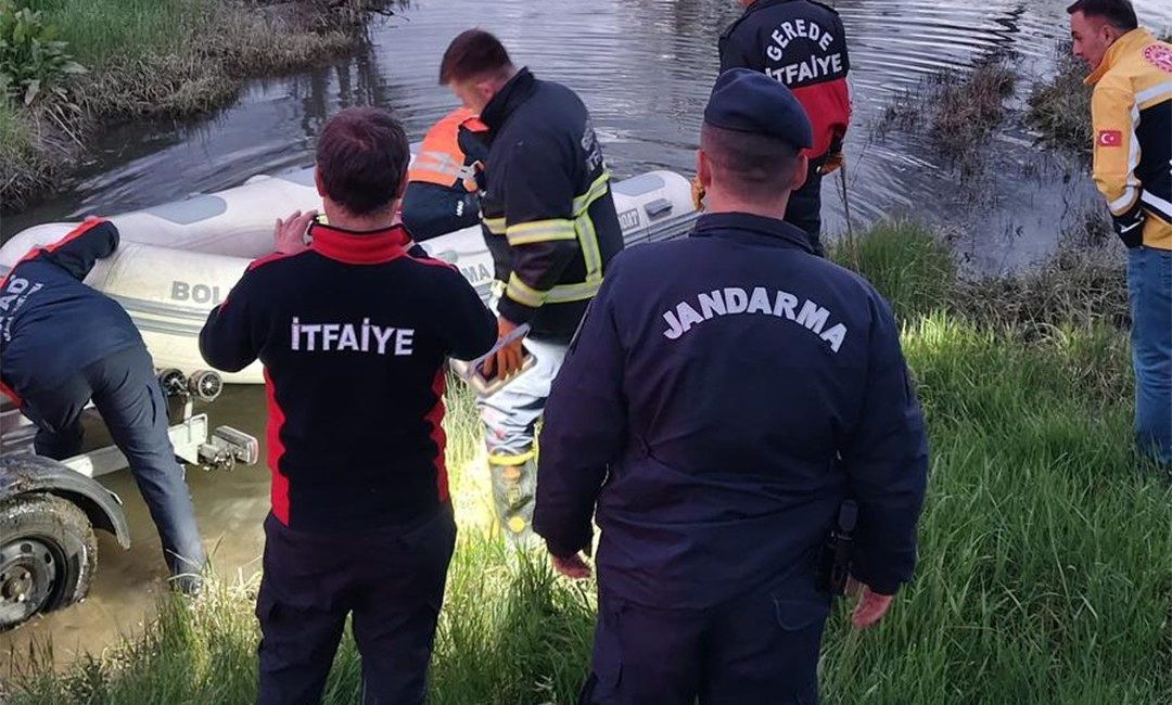 Bolu’nun Gerede ilçesinde su seviyesi yükselen dereden traktörüyle geçmeye çalışırken