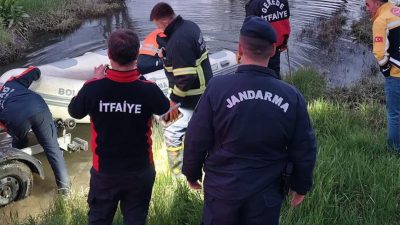 Bolu’nun Gerede ilçesinde su seviyesi yükselen dereden traktörüyle geçmeye çalışırken