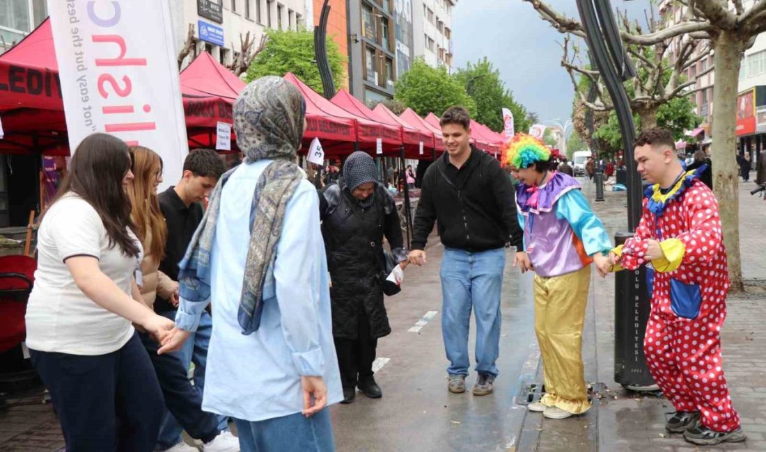Bolu’da etkili olan sağanak yağmur ve dolunun ardından vatandaşlar caddede