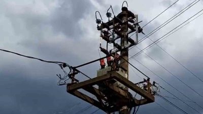 Bolu’da etkili olan sağanak yağış sırasında elektrik direğine yıldırım düştü.