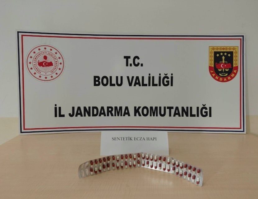 Bolu’da jandarmadan uyuşturucu operasyonu: 3 gözaltı Bolu’da jandarma ekiplerince şüpheli bir araçta yapılan aramada 52 adet
