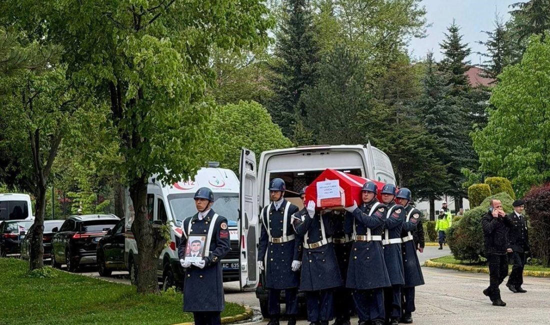 Bolu’da kalp krizine yenik düşen genç komutan memleketine uğurlandı Bolu’nun Mudurnu ilçesinde geçirdiği kalp krizi sonucu 27 yaşında hayatını