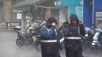 Bolu’da aniden bastıran kuvvetli sağanak yağış hayatı olumsuz etkiledi. Yağmura
