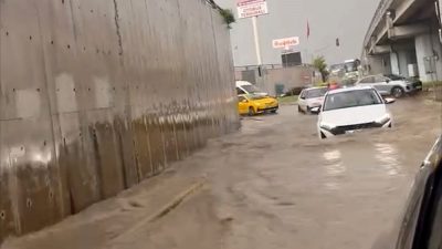 Bolu’da cadde ve sokakların göle dönmesine sebep olan sağanak yağışla