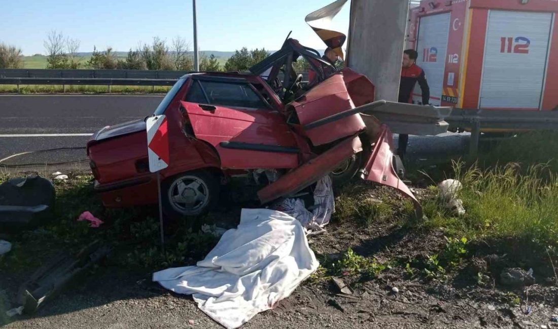 Bolu’da kontrolden çıkarak yön direğine çarpan otomobilde bulunan 2 kişi
