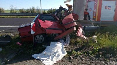 Bolu’da kontrolden çıkarak yön direğine çarpan otomobilde bulunan 2 kişi