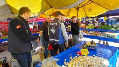 Bolu’nun Mudurnu ilçesinde zabıta ekiplerince pazar tezgahlarındaki teraziler ve ürünler