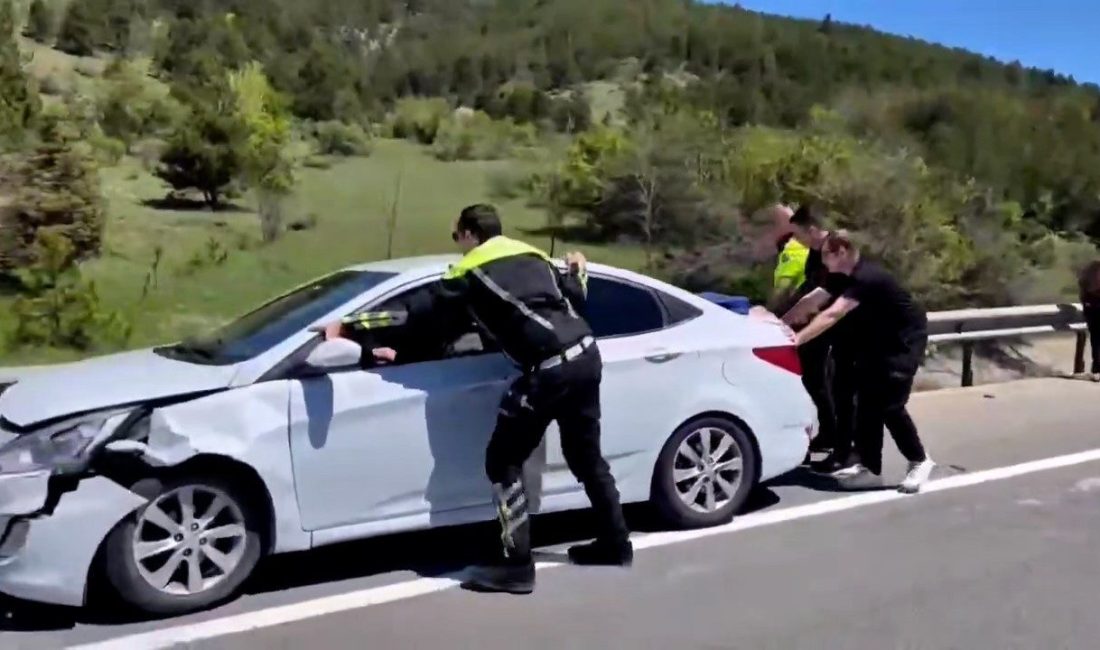 Bolu’da bayram trafiğinde meydana gelen maddi hasarlı kaza sonrası polis