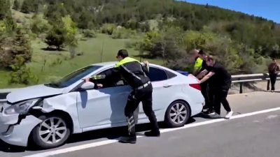 Bolu’da bayram trafiğinde meydana gelen maddi hasarlı kaza sonrası polis