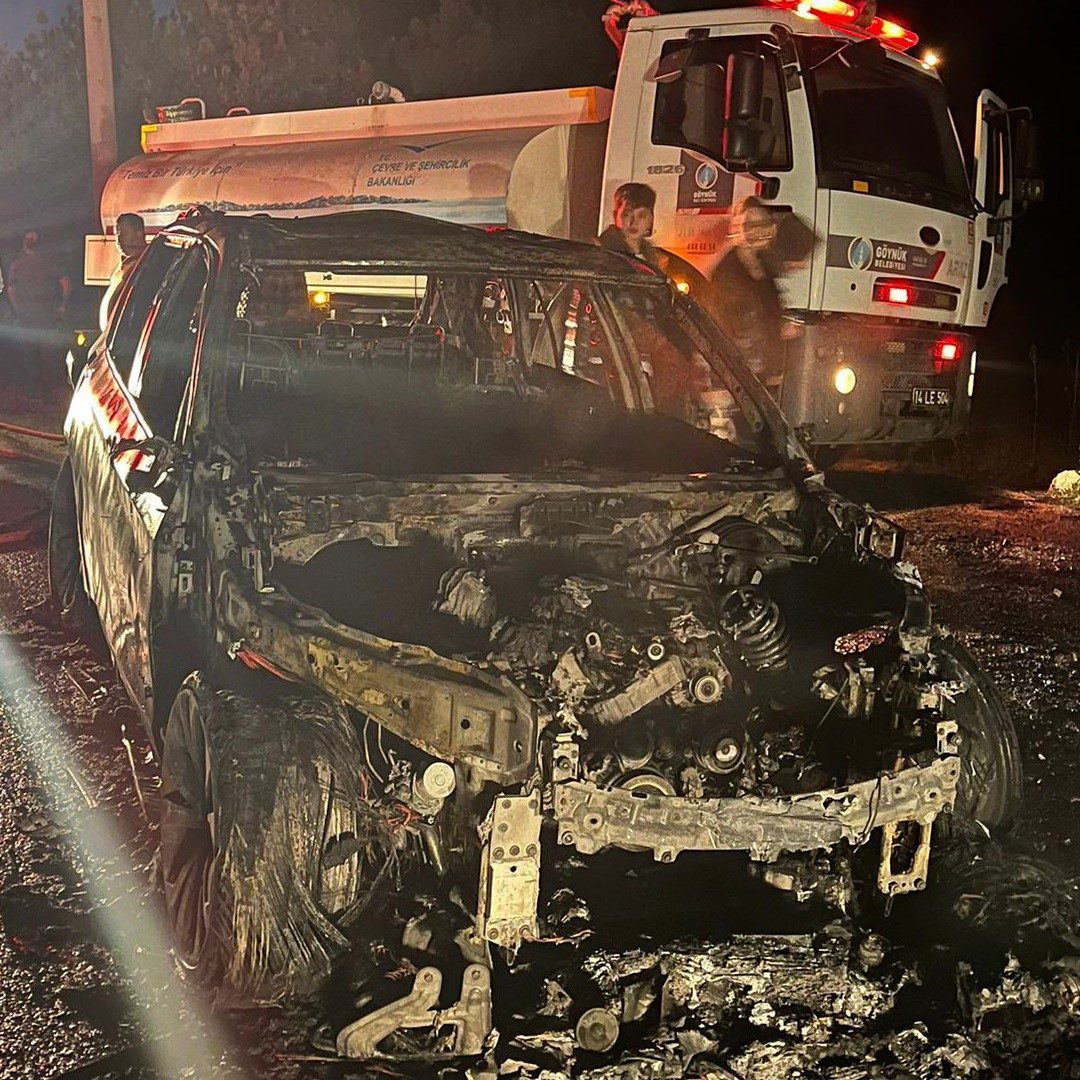 Bolu’da seyir halindeki otomobil alev alev yandı