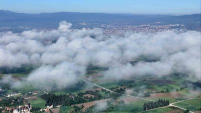 Bolu’da sabah saatlerinde tarım arazilerinin üzerini kaplayan sis tabakası, eşsiz