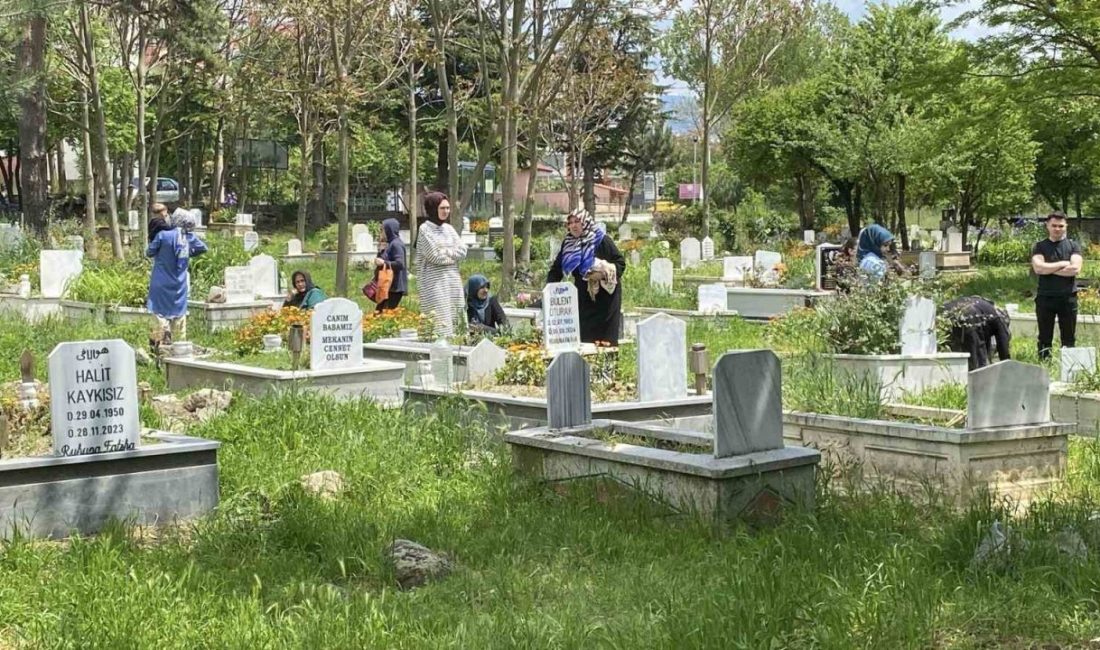 Bolu’da Kurban Bayramı arefesinde vatandaşlar, vefat eden yakınlarını kabirleri başında