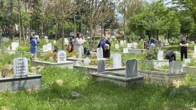 Bolu’da Kurban Bayramı arefesinde vatandaşlar, vefat eden yakınlarını kabirleri başında