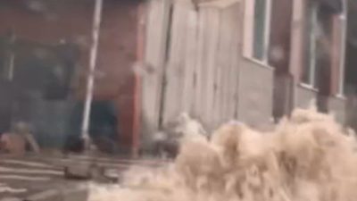 Bilecik’in Bozüyük ilçesinde sağanak yağış sele neden olurken, cadde ve