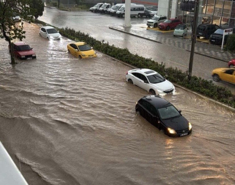 Bilecik’in Bozüyük ilçesinde etkili olan sağanak yağış hayatı olumsuz etkiledi.