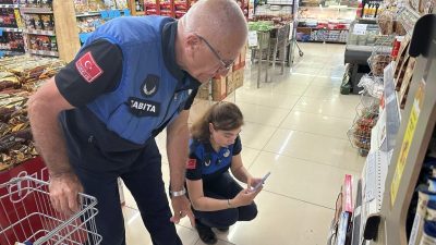 Çayırova Belediyesi Zabıta Müdürlüğü ekipleri, yaklaşan Kurban Bayramı öncesinde marketlerde