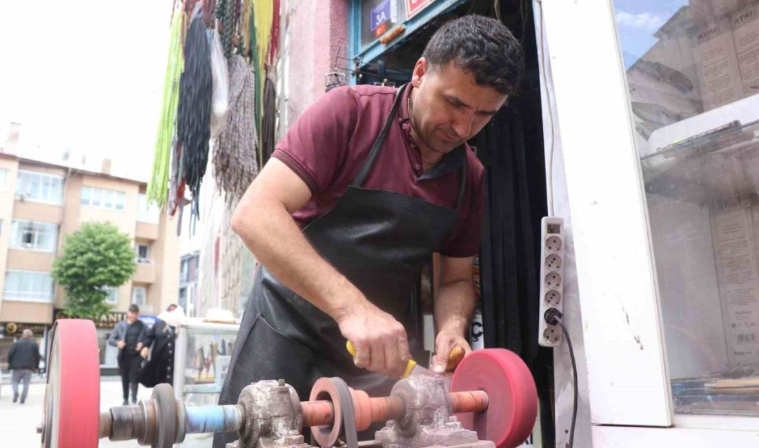 Bolu’da Kurban Bayramı’na iki gün kala vatandaşlar bıçakçıların yolunu tutmaya